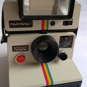 Vintage Sofortbildkamera Polaroid 1000 Land Camera mit Auslöser in Rot & Blitzaufsatz